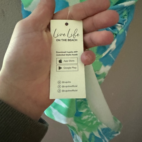 Women’s Cupshe one piece tropical swimsuit medium - Picture 3 of 8